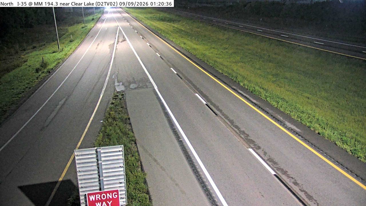 D2 - I-35 @ MM 194.2 (US 18 Clear Lake) road camera